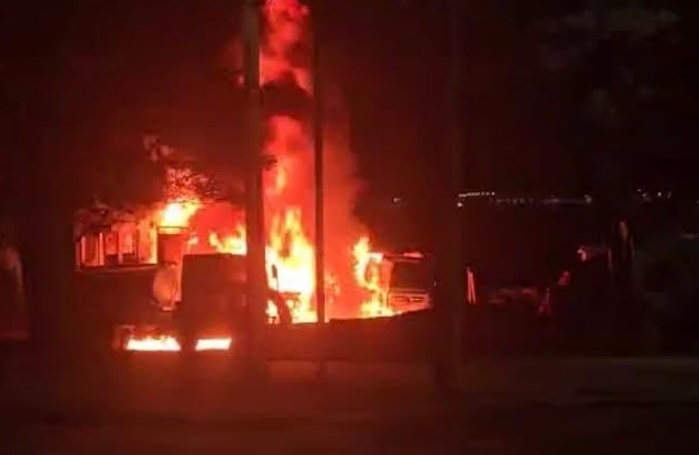 Foto 4 de 5 — Quatro caminhões pegam fogo no Salto Grande em Araraquara